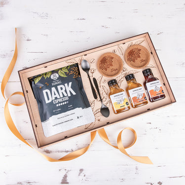 PREMIUM kohviserviis puidust karbis ja eritellimusel valmistatud motiiviga 