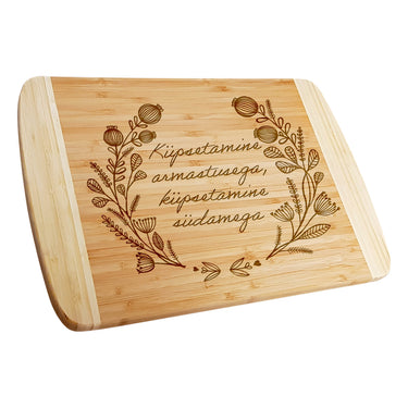 Graveeringuga bambusest kingituse lõikelaud, moonikapsa motiiviga 