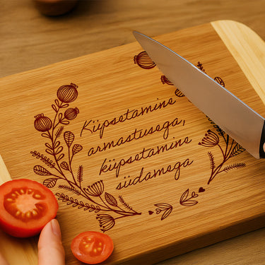 Graveeringuga bambusest kingituse lõikelaud, moonikapsa motiiviga 