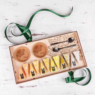 Tee komplekt KLASIK puidust karbis ja kohandatud motiiviga 