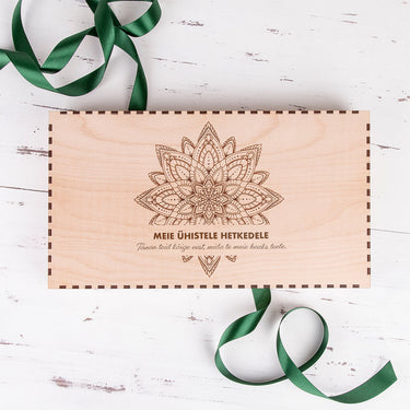 Tee komplekt KLASIK puidust karbis ja kohandatud motiiviga 