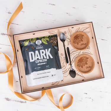 Kohviserviis KLASIK puidust karbis ja rätsepatööna valmistatud motiiviga 